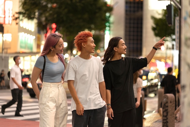 Retrato de melhores amigos japoneses em local urbano