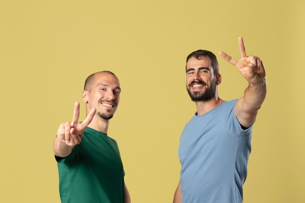 Foto grátis retrato de melhores amigos masculinos