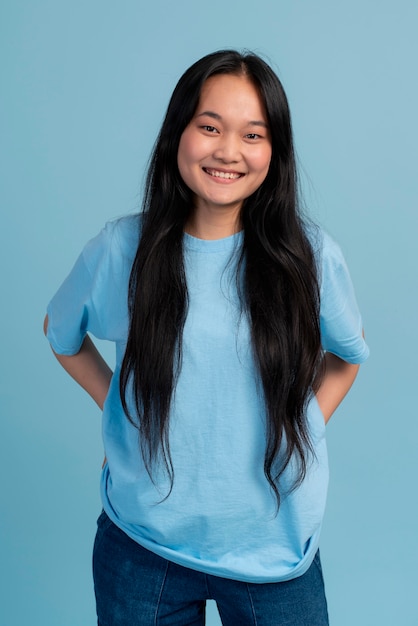 Foto grátis retrato de menina adolescente asiática sorrindo