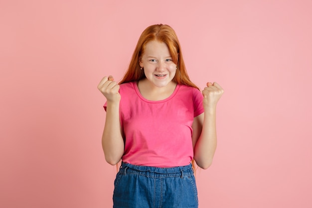 Retrato de menina adolescente branca isolado em estúdio rosa coral