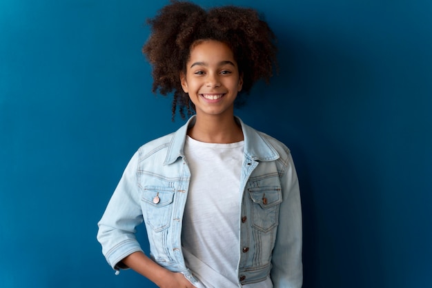 Retrato de menina adolescente com cabelo encaracolado