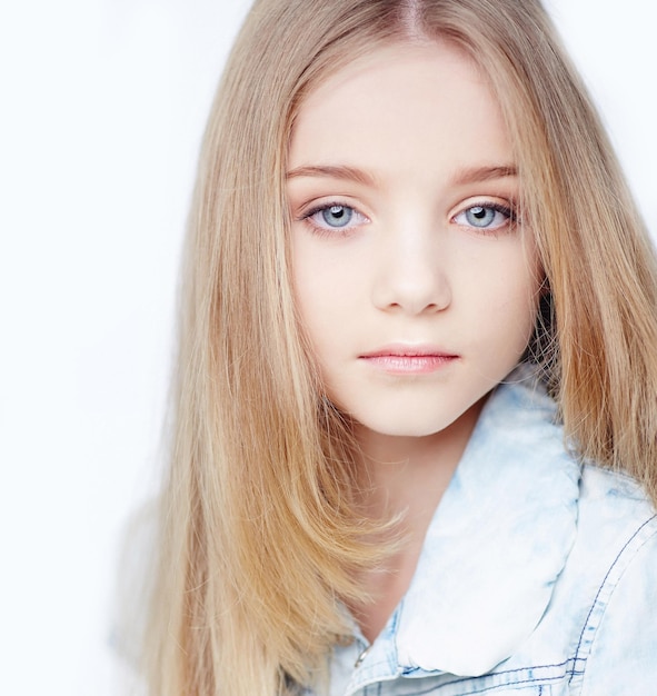 Retrato de menina adolescente com longos cabelos loiros e olhos azuis.