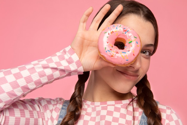 Foto grátis retrato de menina adolescente de perto