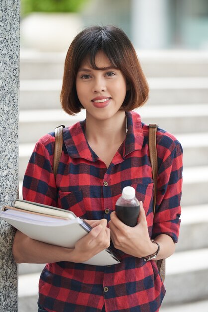 Foto grátis retrato de menina adorável pronto para aulas da faculdade