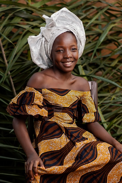 Foto grátis retrato de menina africana feliz em foto média