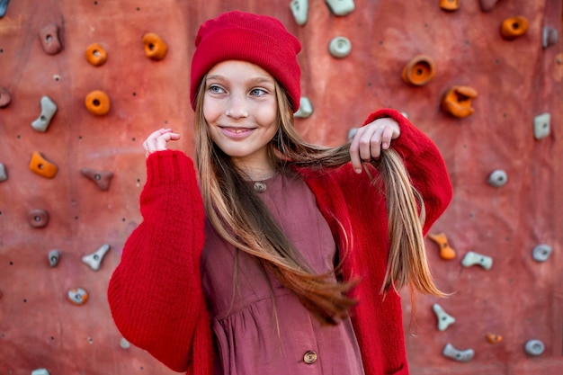 Retrato de menina ao lado de paredes de escalada