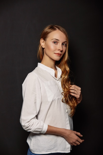 Retrato de menina atraente em uma camisa branca