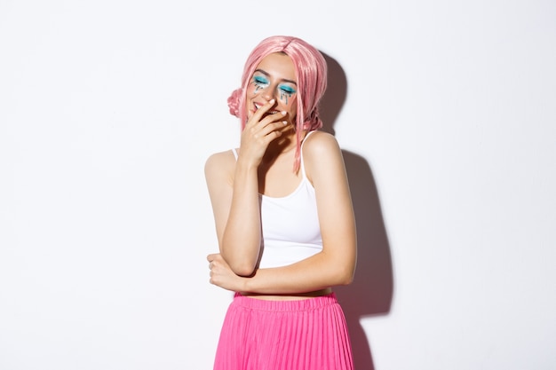 Foto grátis retrato de menina bonita alegre com peruca rosa, vestida para a festa de halloween