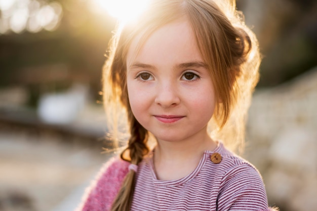 Foto grátis retrato de menina bonita inocente