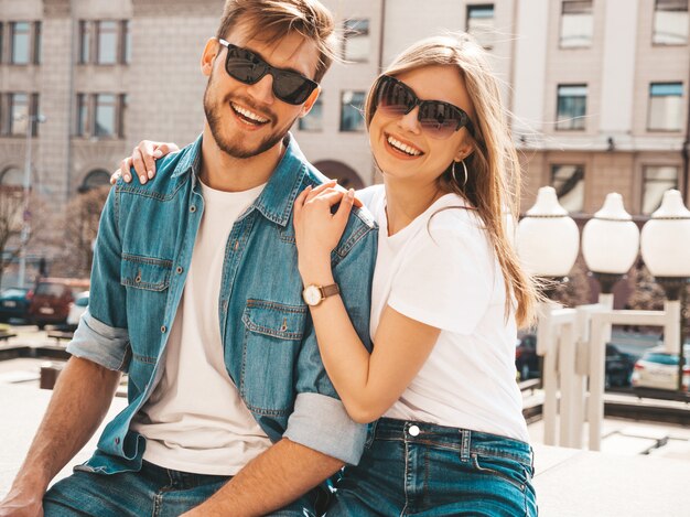 Retrato de menina bonita sorridente e seu namorado bonitão em roupas de verão casual. .