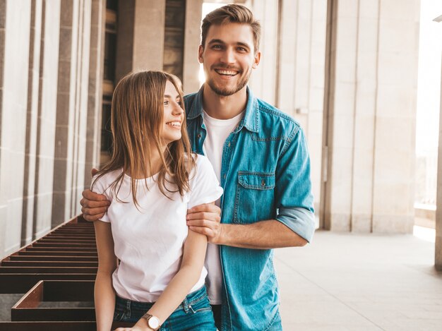 Retrato de menina bonita sorridente e seu namorado bonito. Mulher em roupas de verão casual jeans.