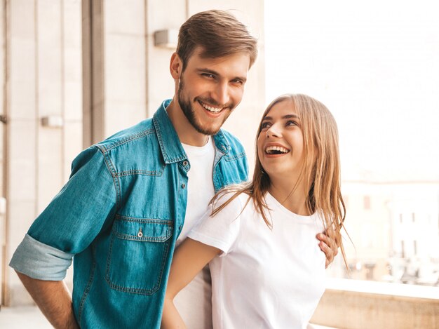 Retrato de menina bonita sorridente e seu namorado bonito. Mulher em roupas de verão casual jeans.