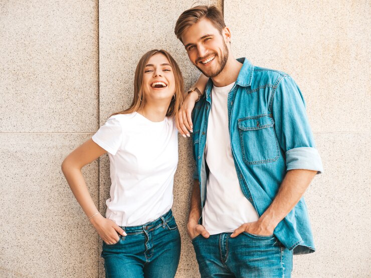 Foto grátis retrato de menina bonita sorridente e seu namorado bonito. mulher em roupas de verão casual jeans.