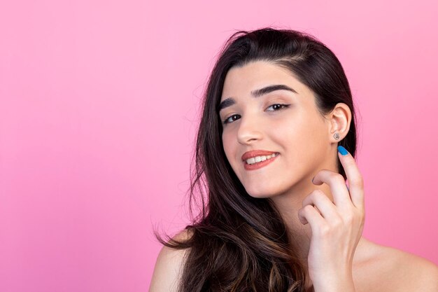 Retrato de menina bonita sorrindo para a câmera Foto de alta qualidade