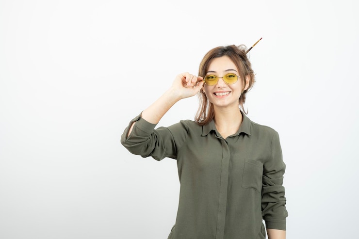 Foto grátis retrato de menina com coque bagunçado em copos de pé e posando. foto de alta qualidade