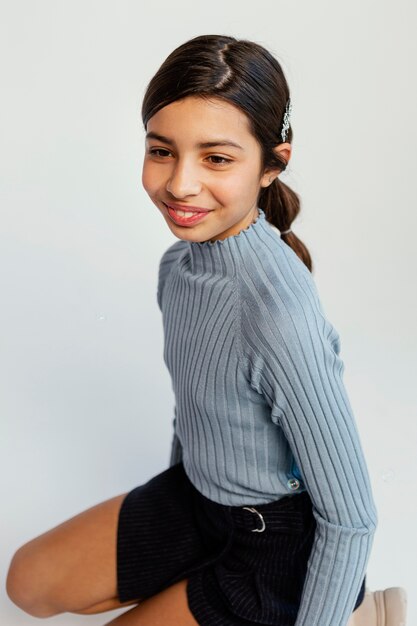 Foto grátis retrato de menina com penteado estiloso