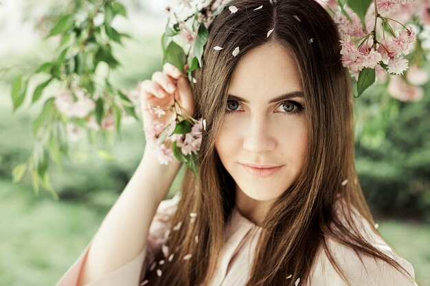 Retrato de menina com um ramo de sakura