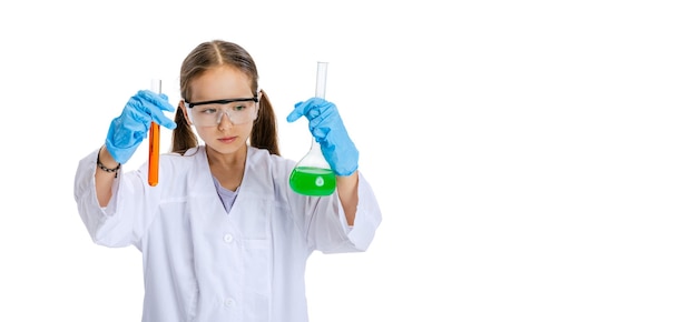 Retrato de menina de vestido branco como cientista químico fazendo experimento com fluido químico multicolorido em laboratório isolado no fundo branco