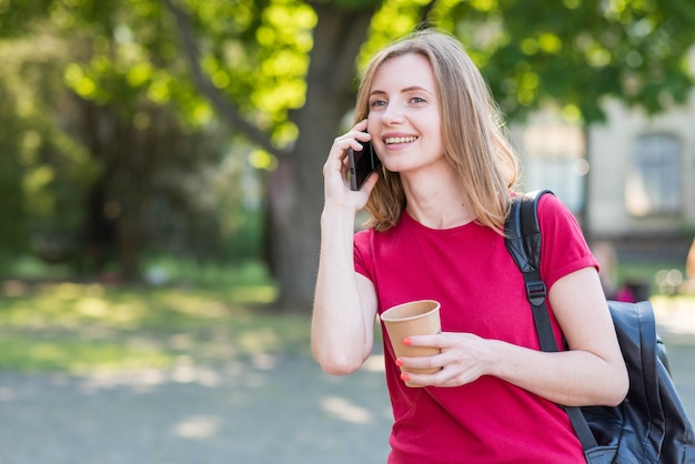 Retrato, de, menina escola, fazendo, telefonema, parque