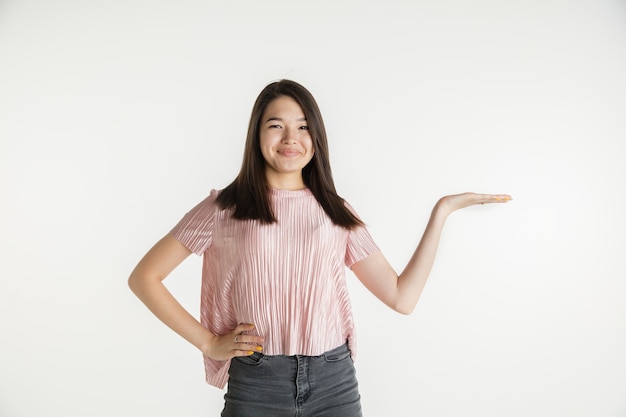 Retrato de menina linda com metade do corpo isolado na parede branca do estúdio