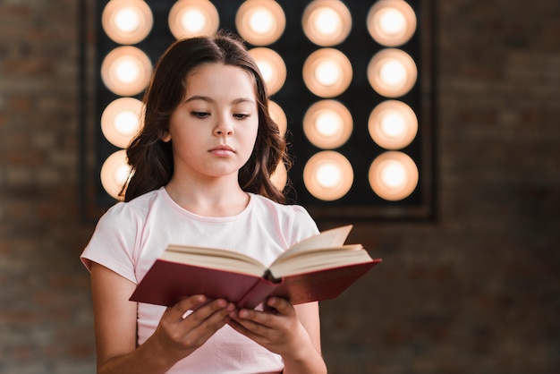 Retrato, de, menina, livro leitura, frente, fase, luz