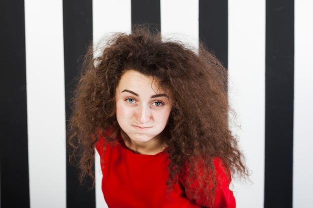 Foto grátis retrato de menina morena engraçada em fundo listrado