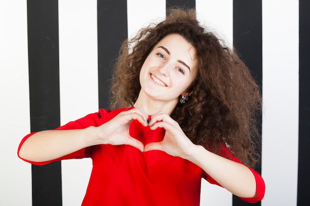 Retrato de menina morena engraçada em fundo listrado