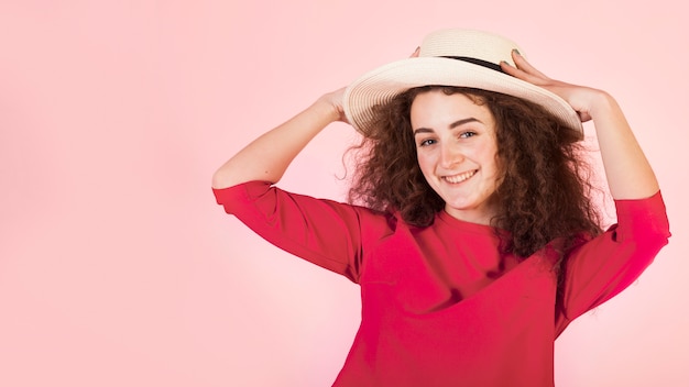 Foto grátis retrato de menina morena engraçada