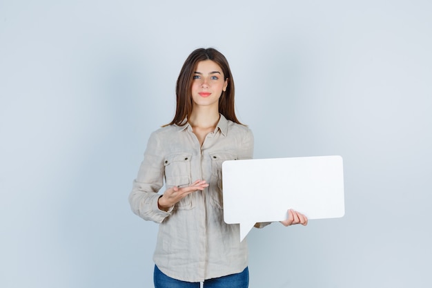 Retrato de menina mostrando balão de fala em uma camisa e parecendo confiante