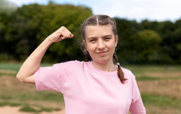 Foto grátis retrato de menina muito confiante