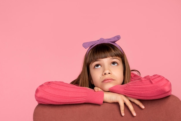 Foto grátis retrato de menina pensando em algo