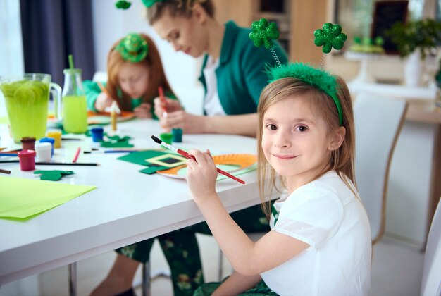 Retrato de menina pintando decoração no Dia de São Patrício