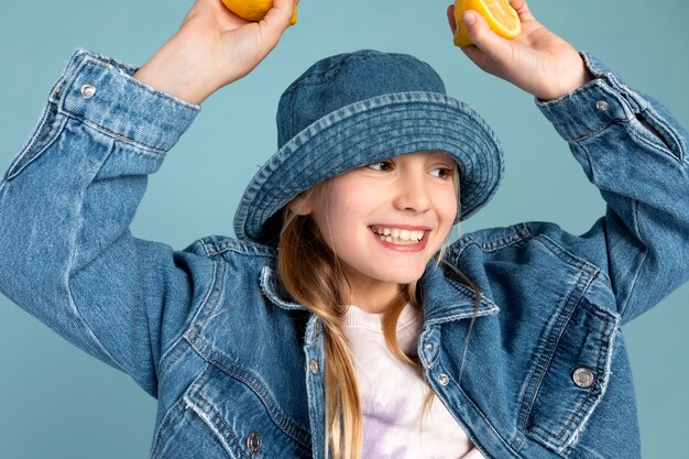 Retrato de menina segurando um limão fatiado