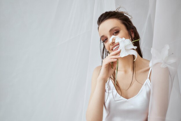 Retrato de menina sorridente com flor de lírio