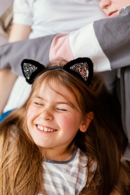 Retrato de menina sorridente em casa