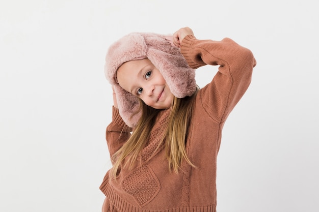 Foto grátis retrato, de, menina sorridente, olhando fotógrafo