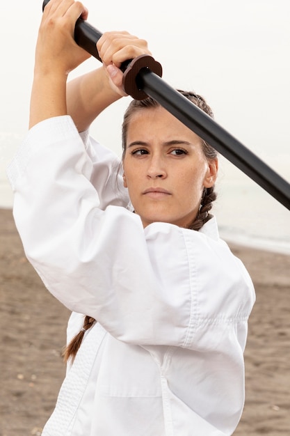 Foto grátis retrato de menina treinando ao ar livre