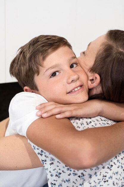 Retrato de menino, abraçando sua mãe