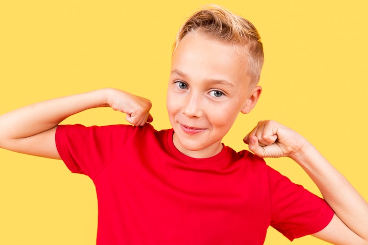 Foto grátis retrato de menino bonitinho em fundo amarelo