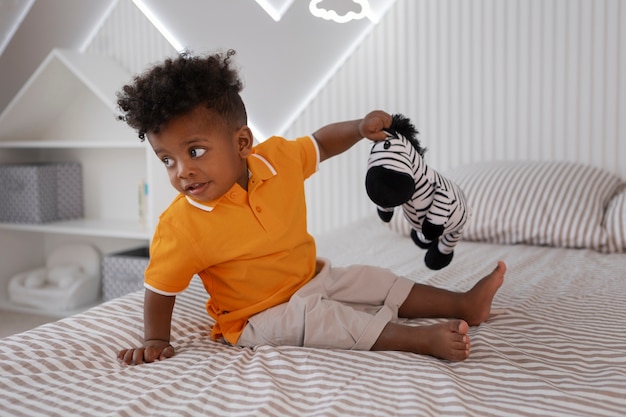 Retrato de menino brincando com seu brinquedo de pelúcia