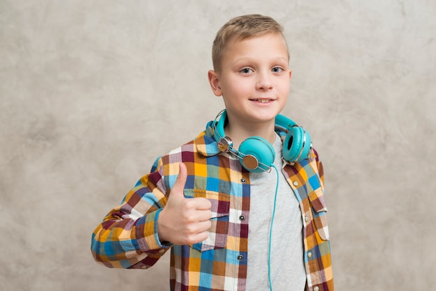 Foto grátis retrato, de, menino, com, fones, ao redor pescoço