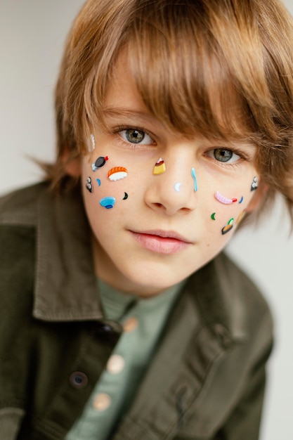 Foto grátis retrato de menino com rosto pintado