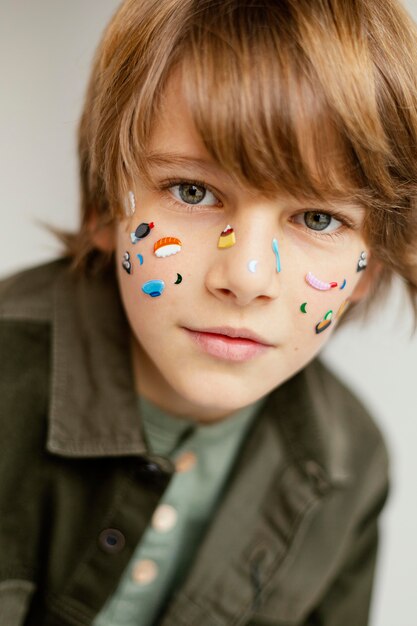 Retrato de menino com rosto pintado