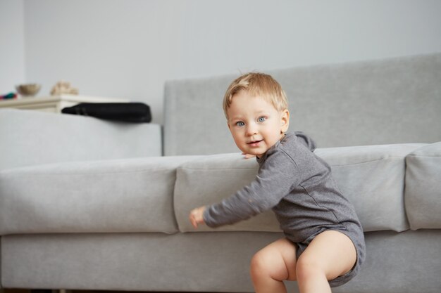 Retrato de menino em casa