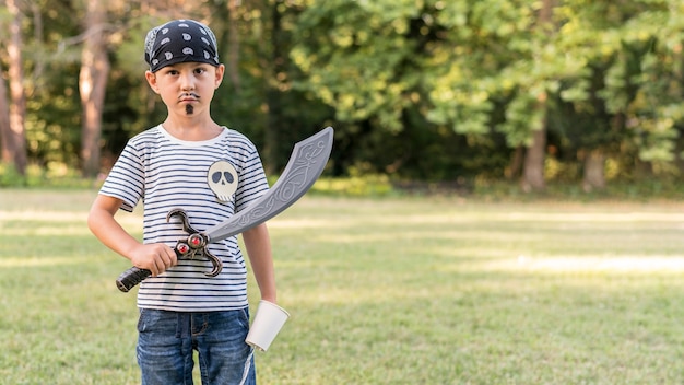 Foto grátis retrato de menino fantasiado de pirata