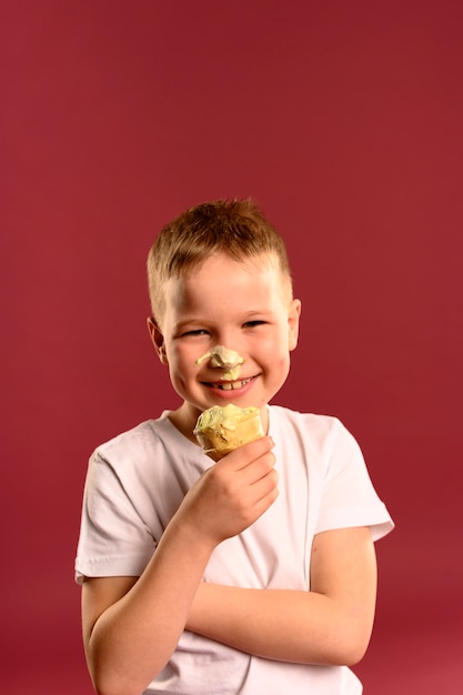 Retrato de menino feliz comendo sorvete