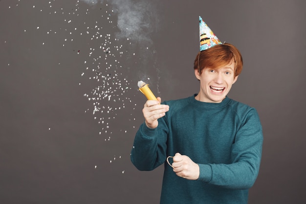 Retrato de menino ruivo em passar aniversário com os amigos em um ambiente acolhedor e feliz.