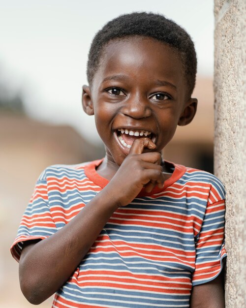 Retrato de menino sorridente ao ar livre