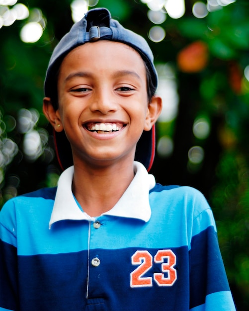 Retrato de menino sorridente da Malásia