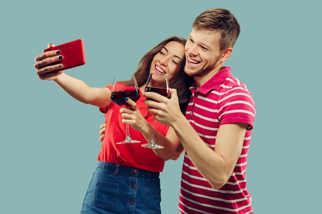 Retrato de metade do corpo do lindo casal jovem isolado em azul